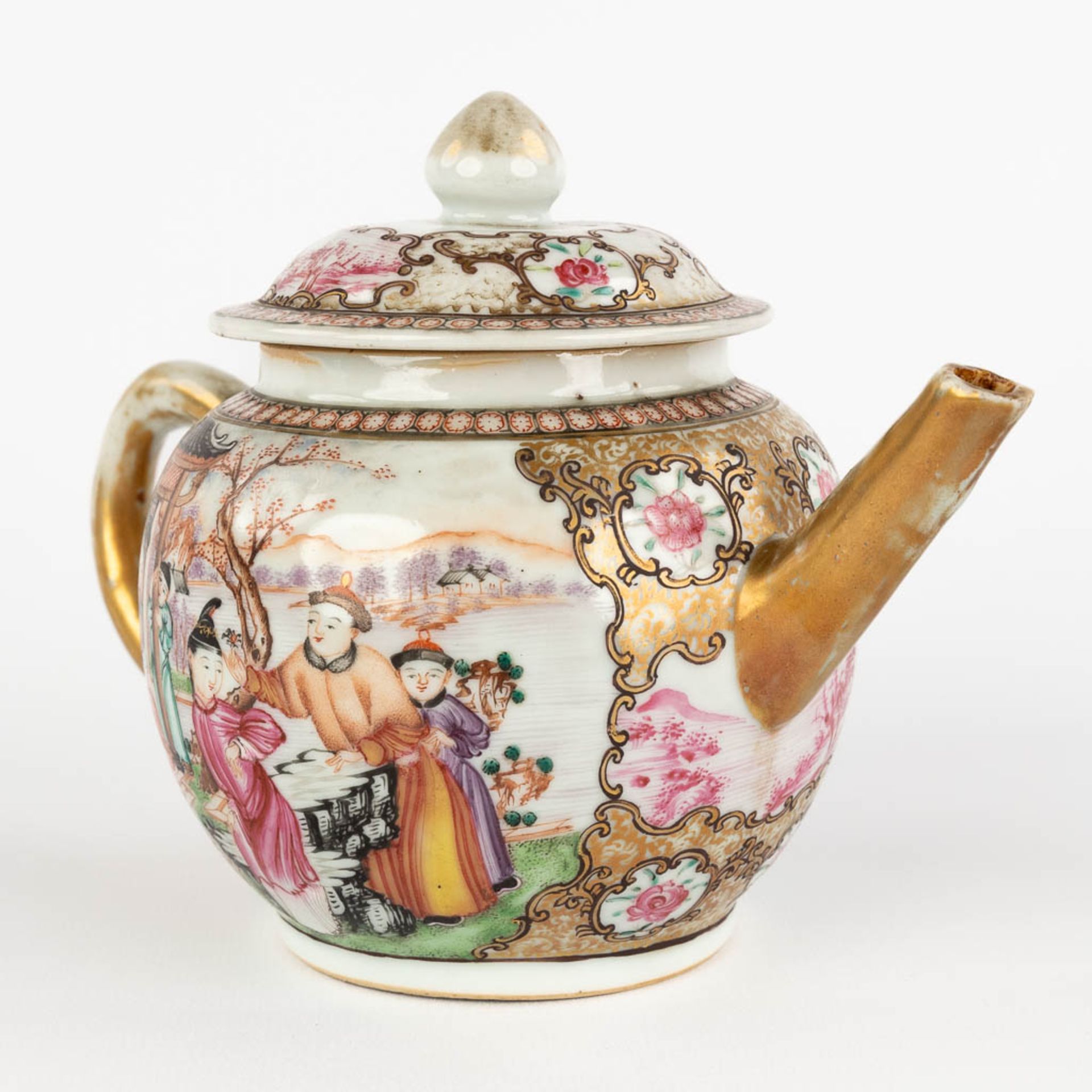 An antique Chinese Famille Rose teapot with a Family Scne, Qinalong, 18th C. (L:11 x W:20 x H:12,5 - Image 4 of 12