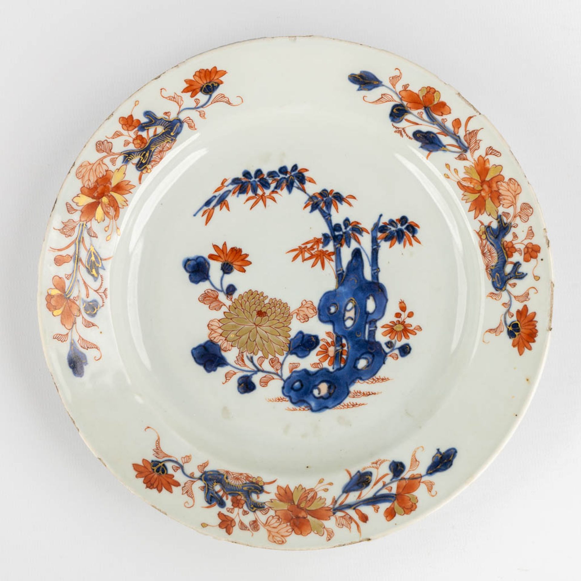 7 Chinese and Japanese blue-white, Famille Rose, Imari plates. 18th/19th/20th C. (D:23 cm) - Image 3 of 16