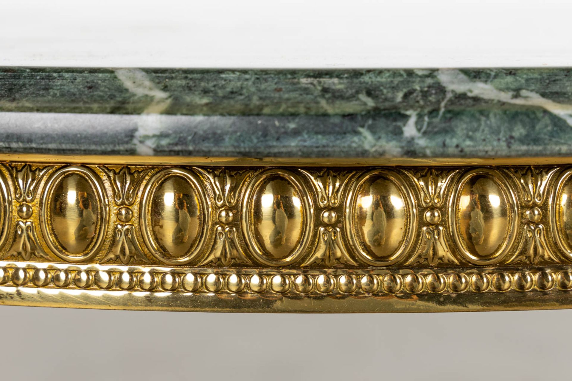 A brass coffee table with a green marble top. (H:46 x D:80 cm) - Bild 7 aus 12