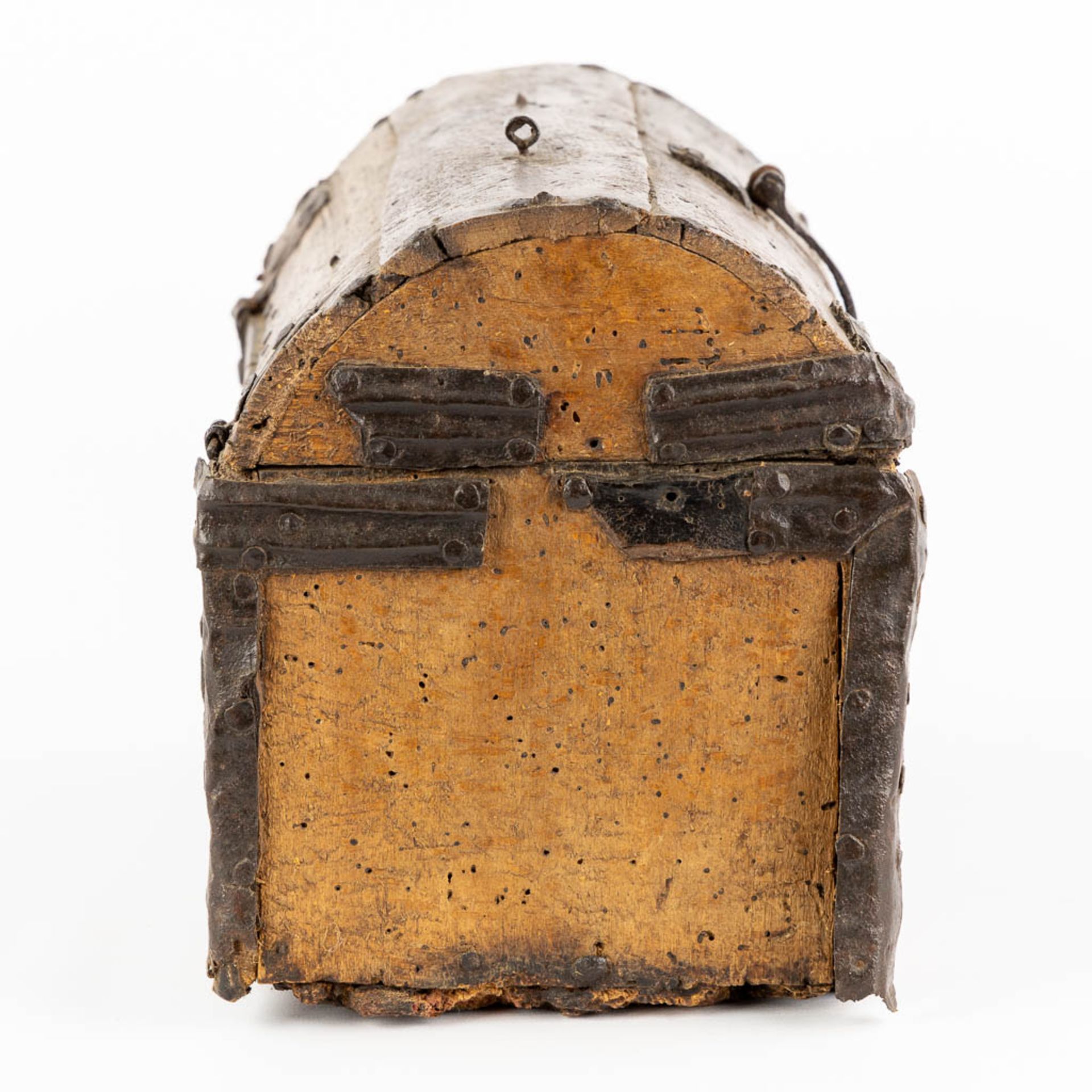 An antique money box or storage chest, wood and wrought iron, 16th/17th C. (L:20 x W:36 x H:22 cm) - Bild 6 aus 14