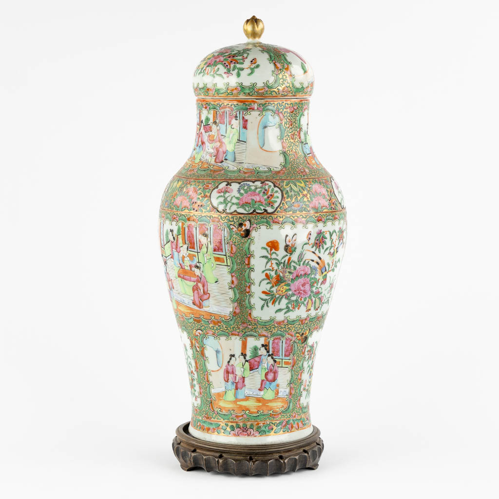 A Chinese Canton vase with a lid, interior scnes with figurines, fauna and flora. 19th/20th C. (H:4 - Image 5 of 19