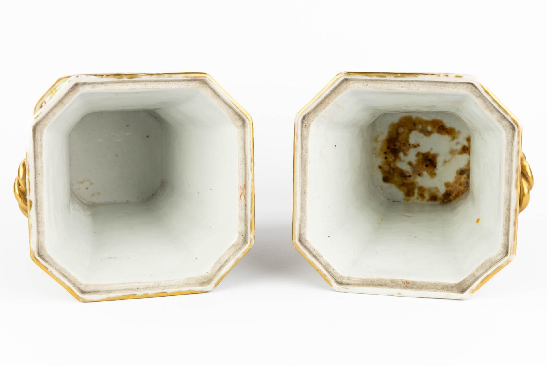 A pair of Chinese Canton Pic-Fleurs with a moulded decor and scnes with ladies, 19th C. (L:19 x W:2 - Image 8 of 19