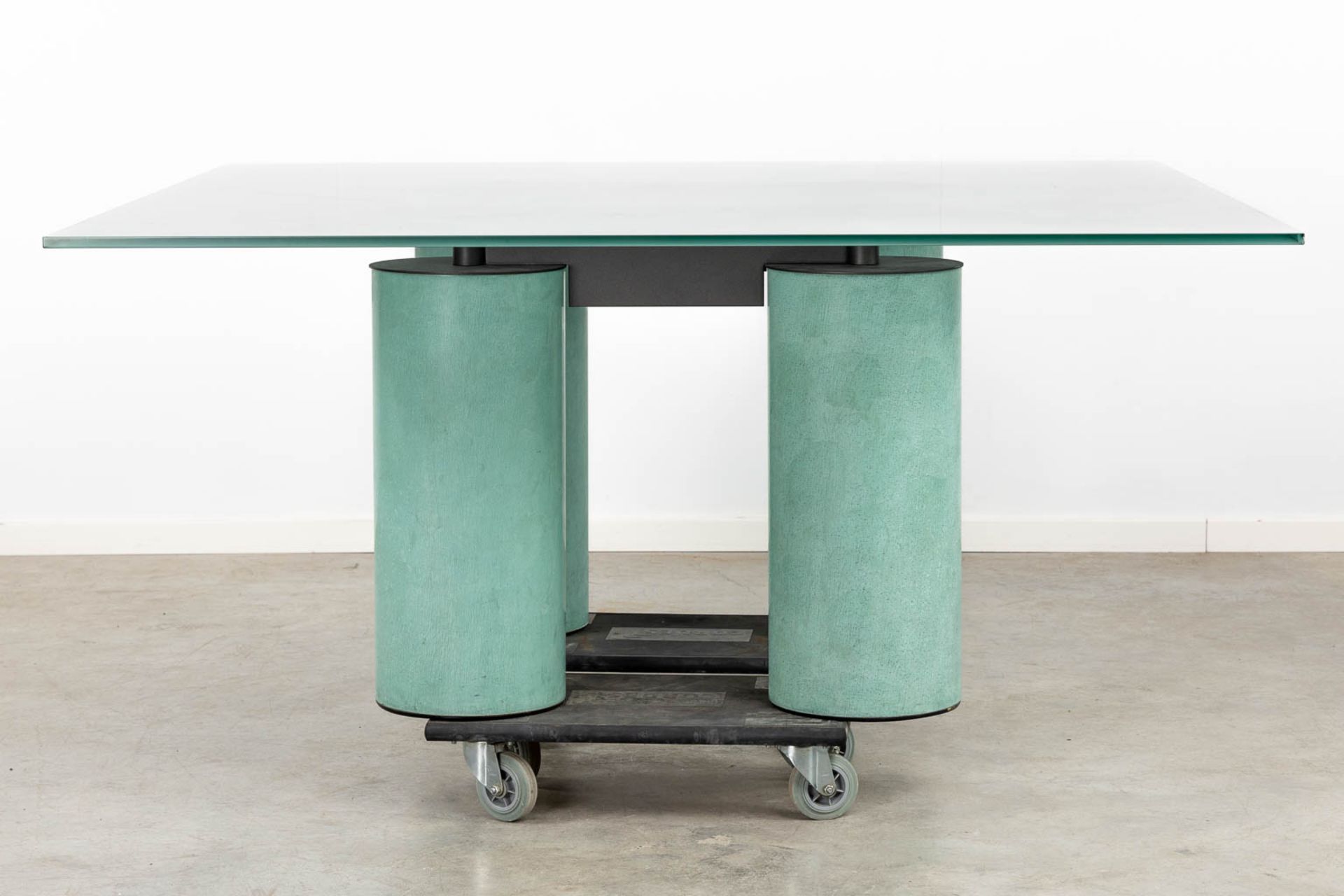 Lella & Massimo VIGNELLI (XX-XXI) 'Dining room table' Glass and metal. (L:160 x W:160 x H:72 cm) - Bild 5 aus 12