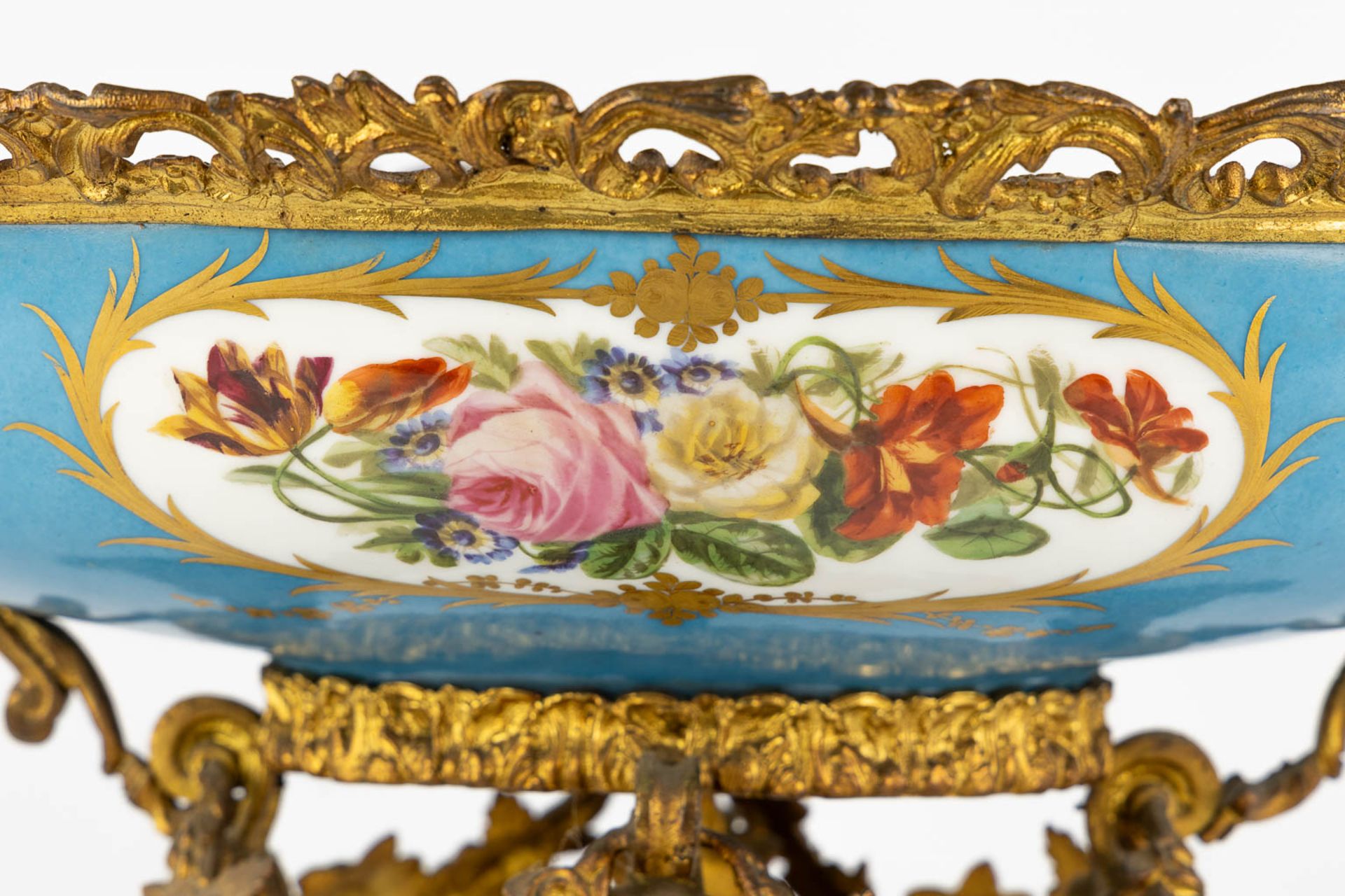 A large bowl with hand painted floral and romantic scne, mounted with gilt bronze. 19th C. (L:32 x - Bild 13 aus 14