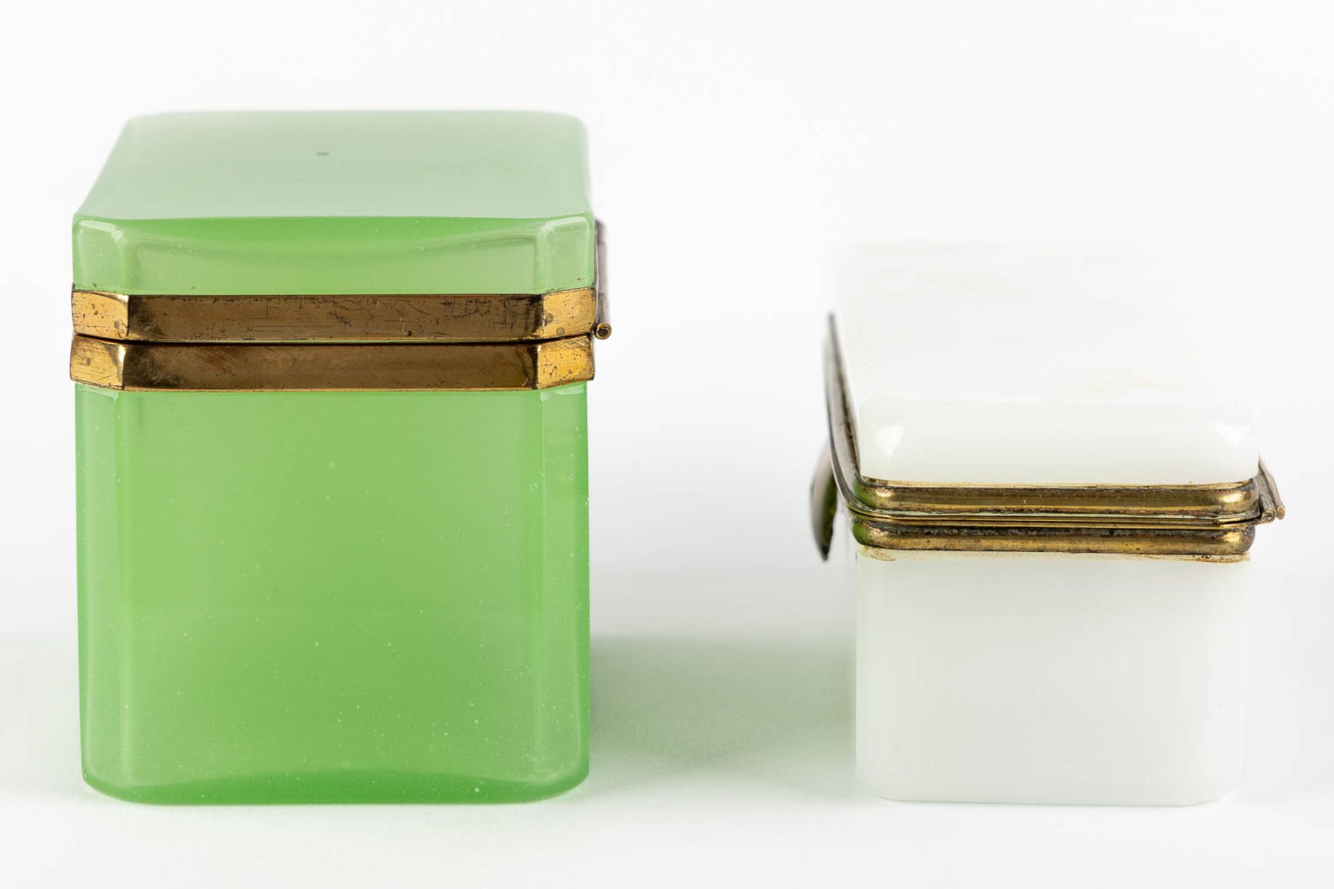 Two Opaline glass boxes with brass hardware. (L:9 x W:13,5 x H:10 cm) - Image 6 of 11