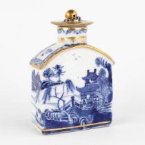 An antique teacaddy, Chinese Export porcelain with a blue-white and gilt decor. 19th C. (L:4 x W:9 x