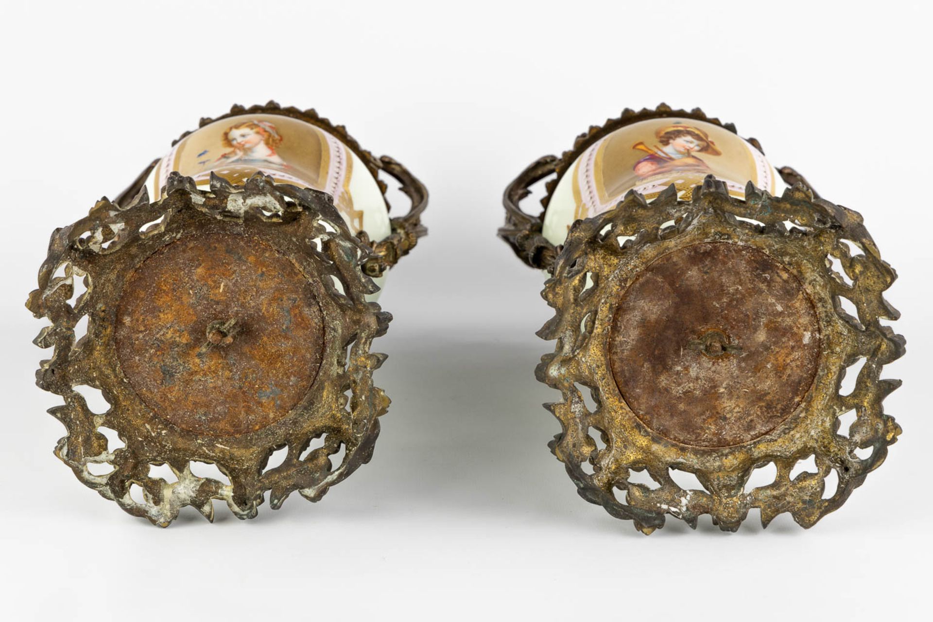 A pair of oil lamps with hand-painted decors, mounted with bronze. 19th C. (L:18 x W:20 x H:57 cm) - Bild 7 aus 18