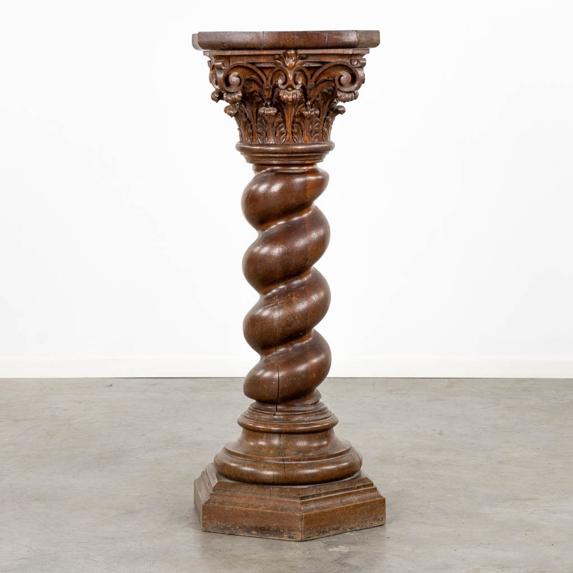 An antique oak-sculptured pedestal with a 'Corinthian' capitel. (L:43 x W:43 x H:120 cm) - Image 4 of 10