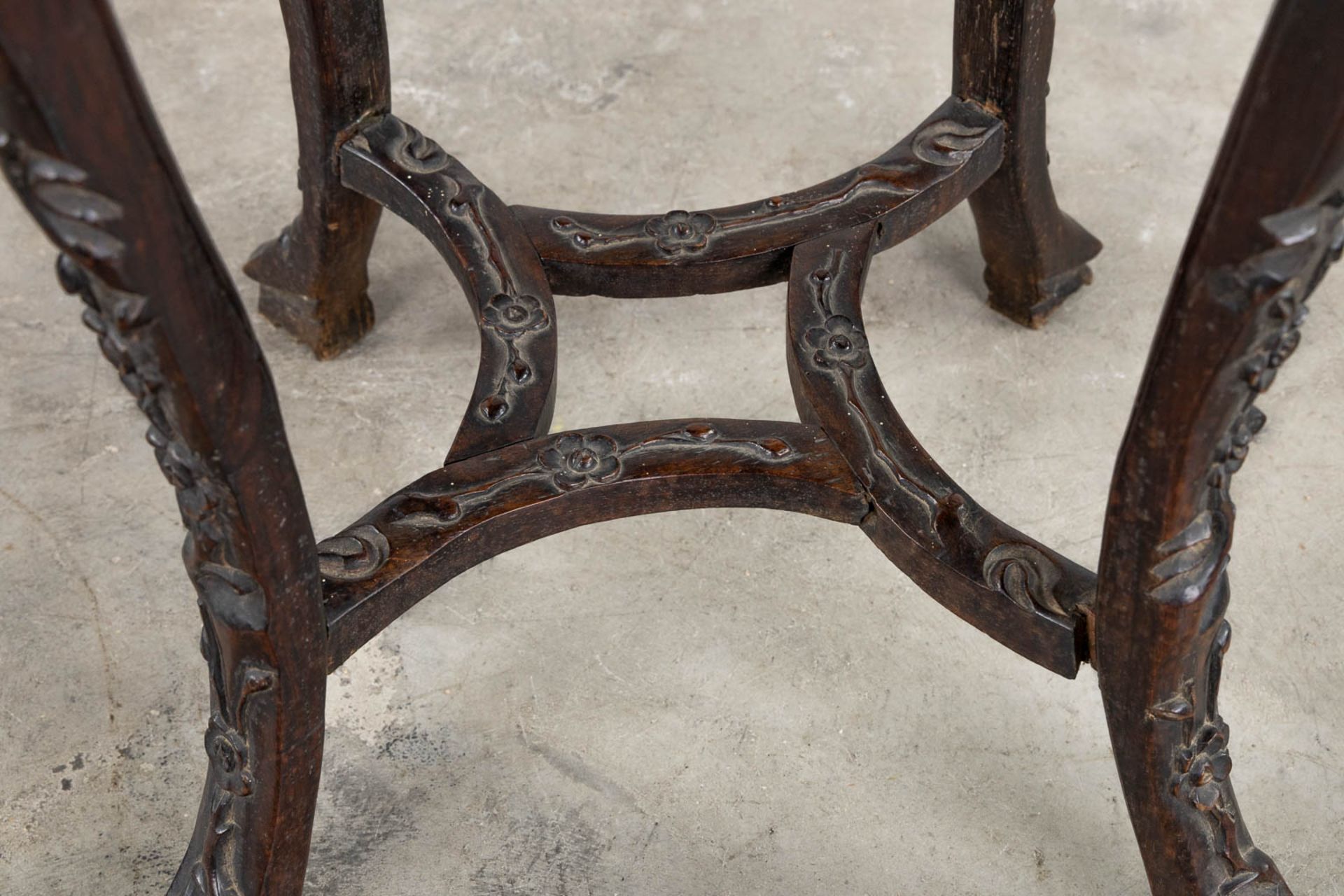 A richly sculptured Chinese hardwood side table or pedestal with a marble. (H:71 x D:53 cm) - Bild 10 aus 12