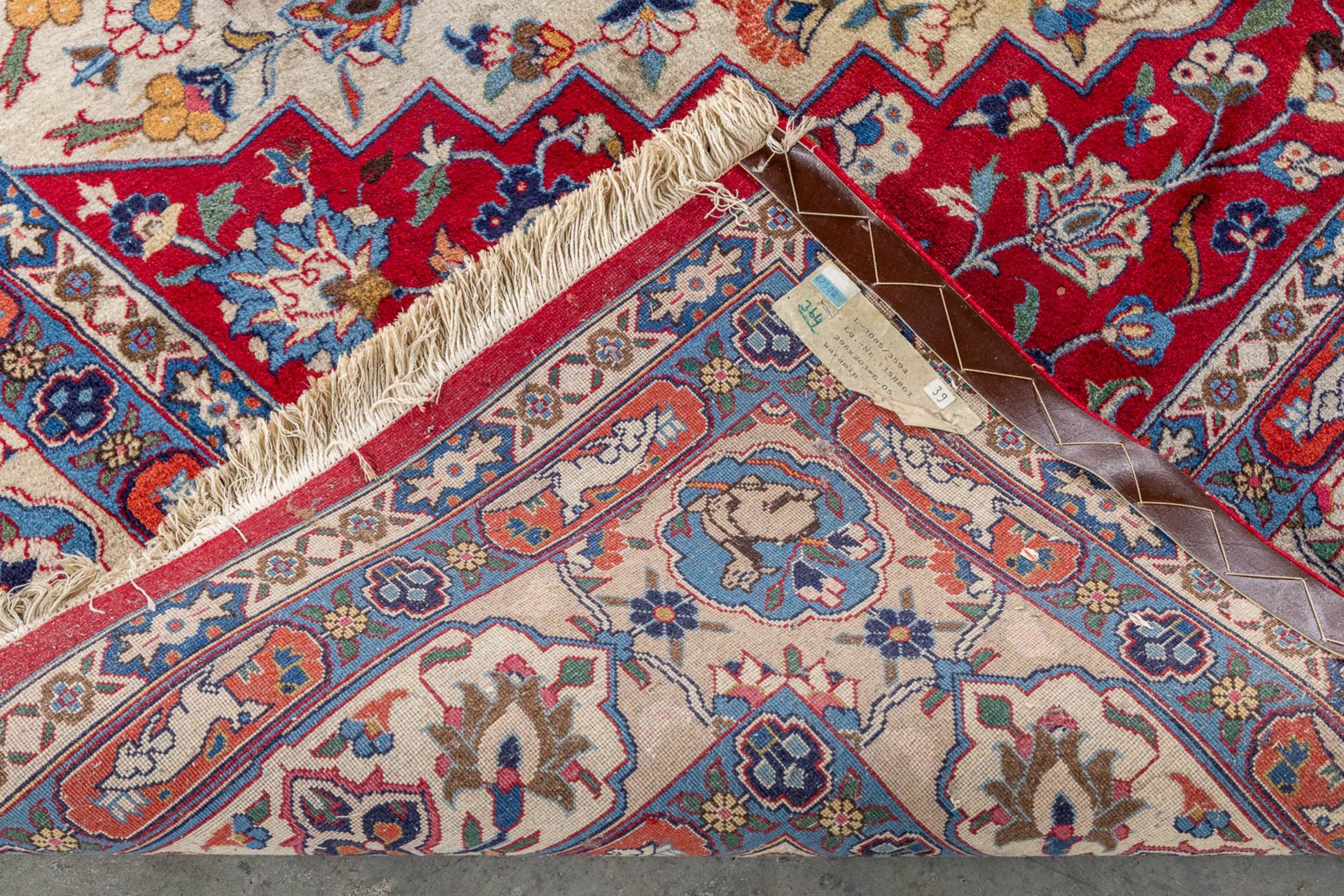 An Oriental hand-made carpet, Varamin. (L:28 x W:203 cm) - Image 10 of 11