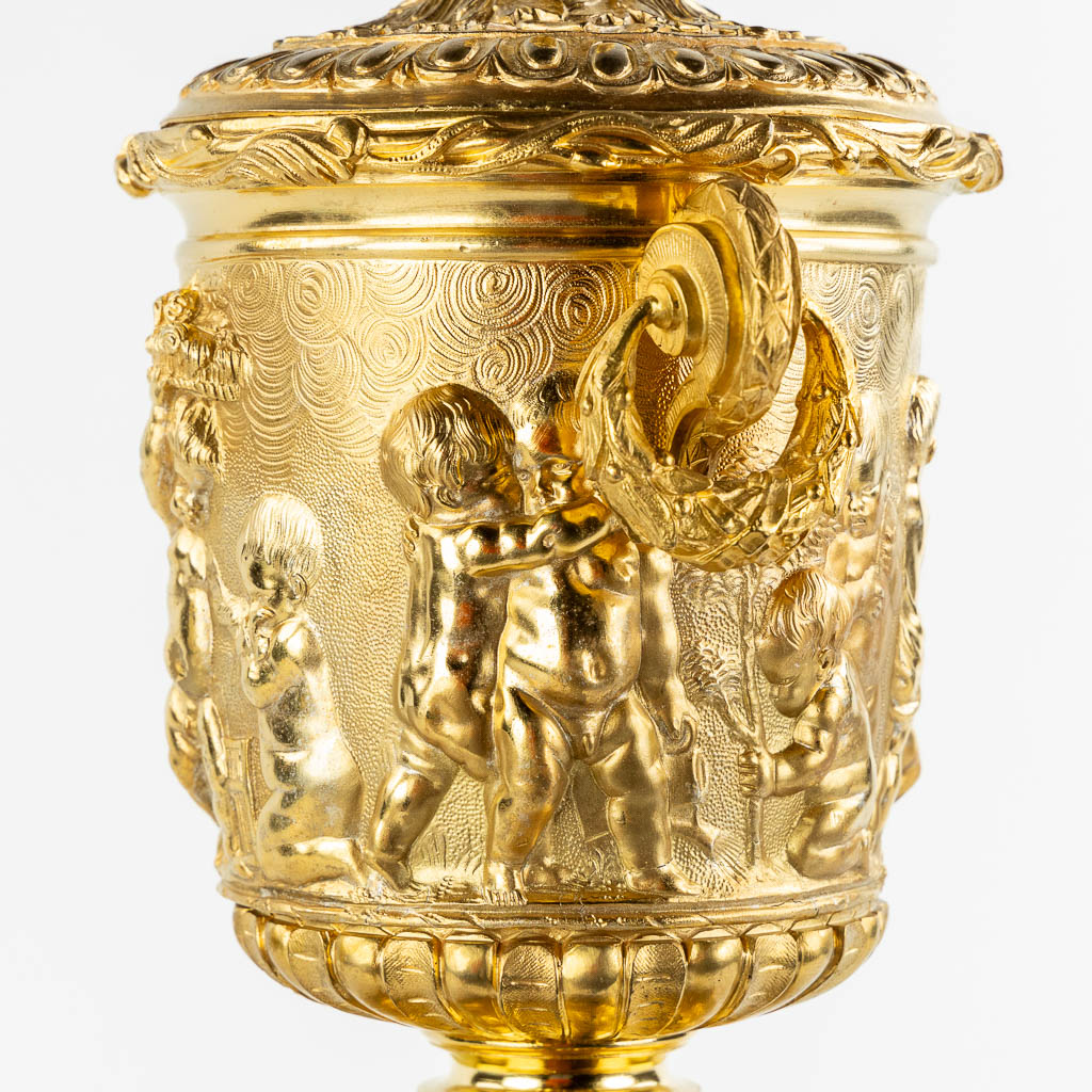 A gilt bronze mantle clock, richly decorated with putti, ram's heads and garlands in Louis XV style. - Image 13 of 16