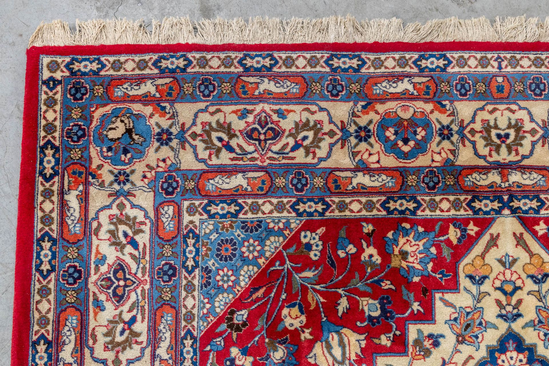 An Oriental hand-made carpet, Varamin. (L:28 x W:203 cm) - Image 8 of 11