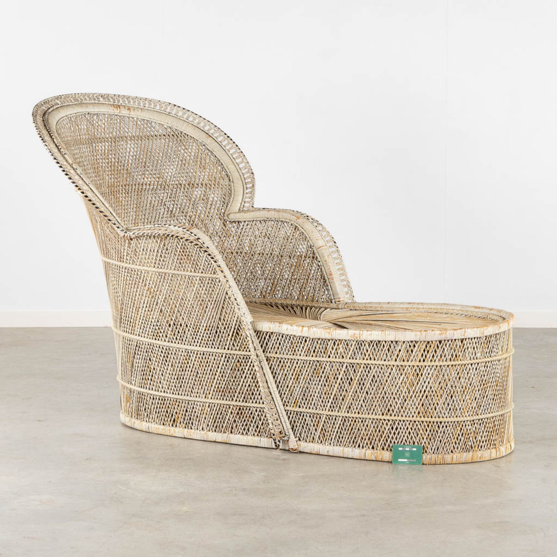 An unusual Rotan 'Chaise Longue' in the style of an Emmanuelle Peacock Chair. (L:160 x W:93 x H:103 - Image 2 of 14