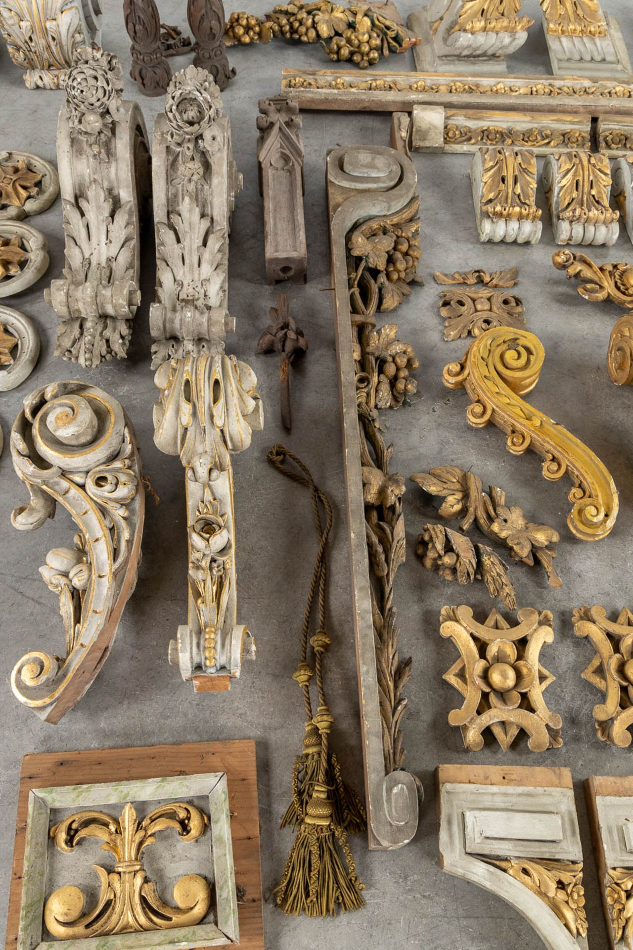 A large collection of sculptured wood parts and Architectural elements, 19th and 20th C. (L:116 cm) - Image 12 of 19