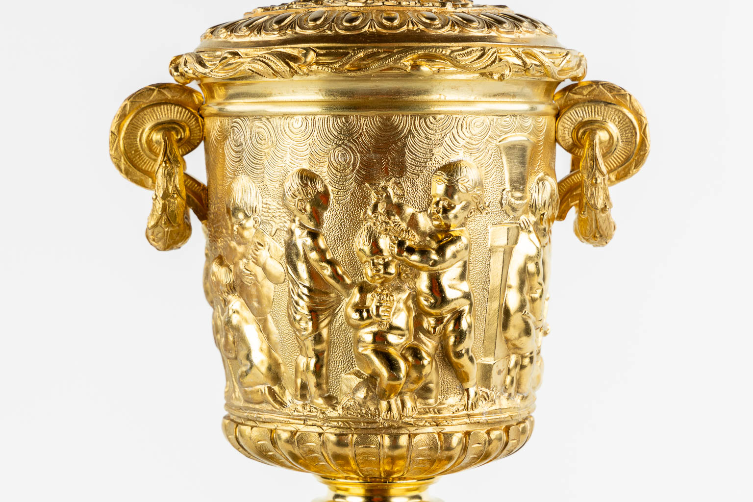 A gilt bronze mantle clock, richly decorated with putti, ram's heads and garlands in Louis XV style. - Image 9 of 16