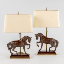 A pair of table lamps, gilt metal docorated with horse figurines. Circa 1980. (W:37 x H:64 cm)