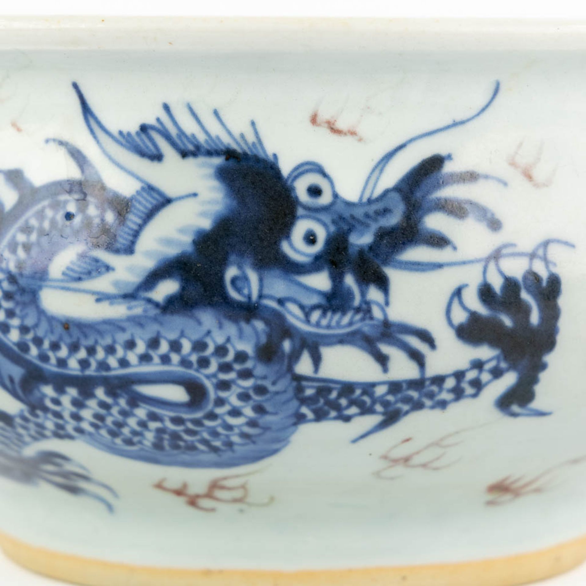 A Chinese cencer with a blue-white and red dragon decor. 19th C. (H:11 x D:21,5 cm) - Image 11 of 11
