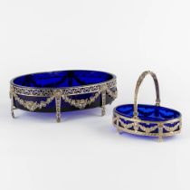 A small and large jardinière, silver and blue glass. 541g. (L:20 x W:30,5 x H:9 cm)