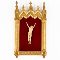 An antique 'Corpus Christi', ivory, mounted in a gilt wood frame, 19th C. (L:2 x W:8,5 x H:19 cm)