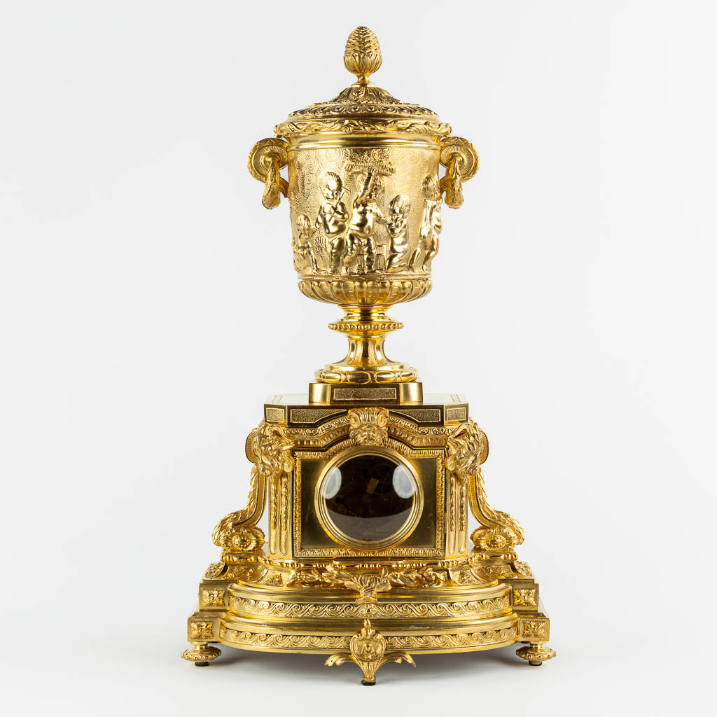 A gilt bronze mantle clock, richly decorated with putti, ram's heads and garlands in Louis XV style. - Image 6 of 16