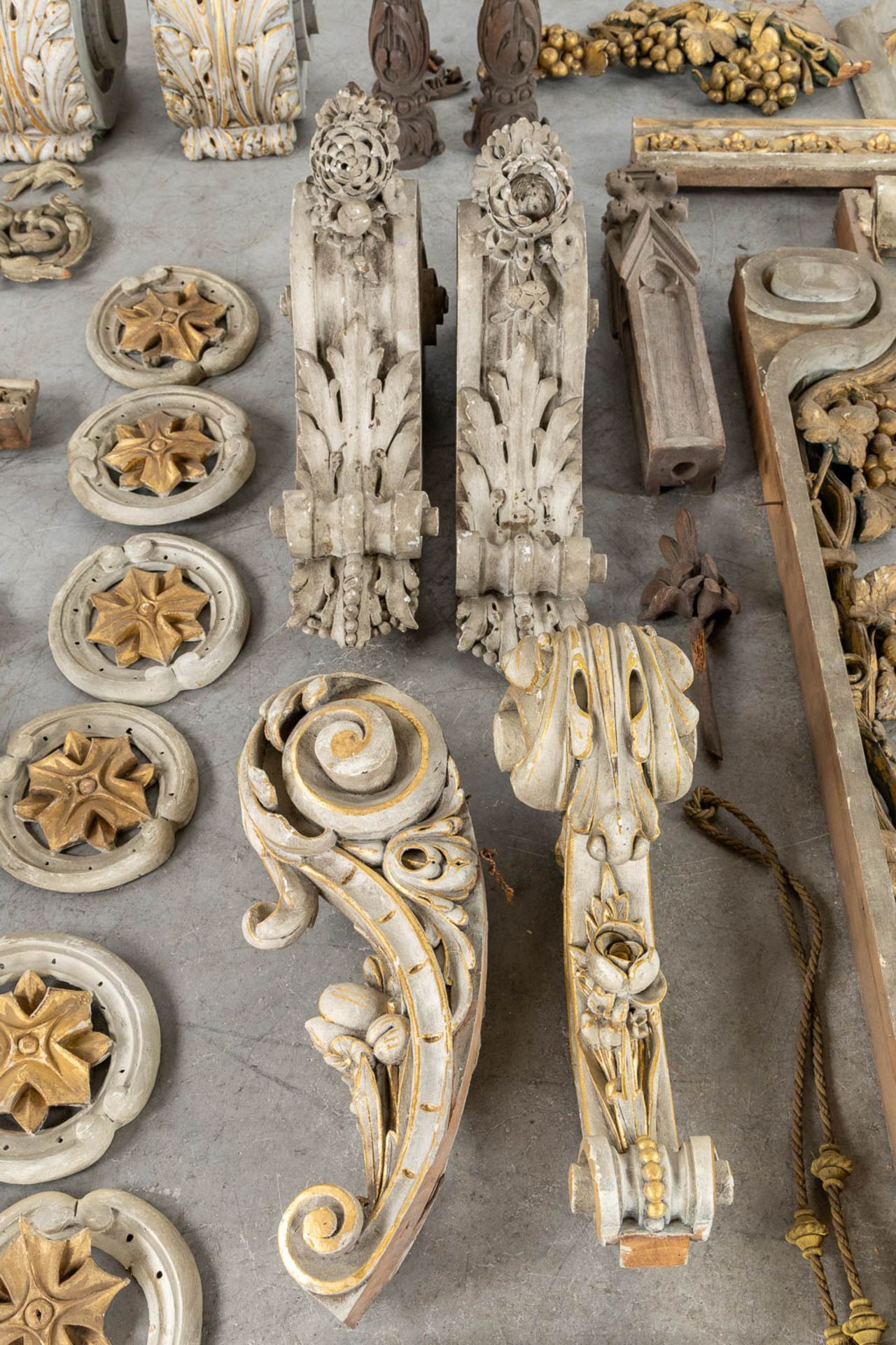 A large collection of sculptured wood parts and Architectural elements, 19th and 20th C. (L:116 cm) - Image 11 of 19