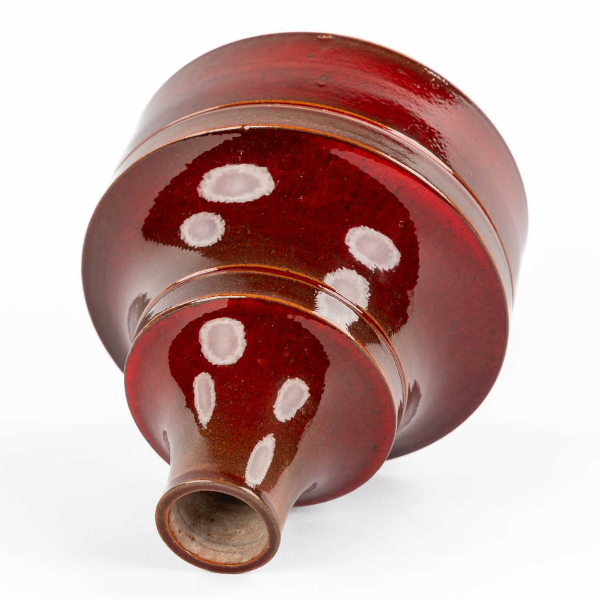 Elisabeth VANDEWEGHE (1946) 'Vase' red glazed ceramics for Perignem. (H:16 x D:14 cm) - Image 9 of 11