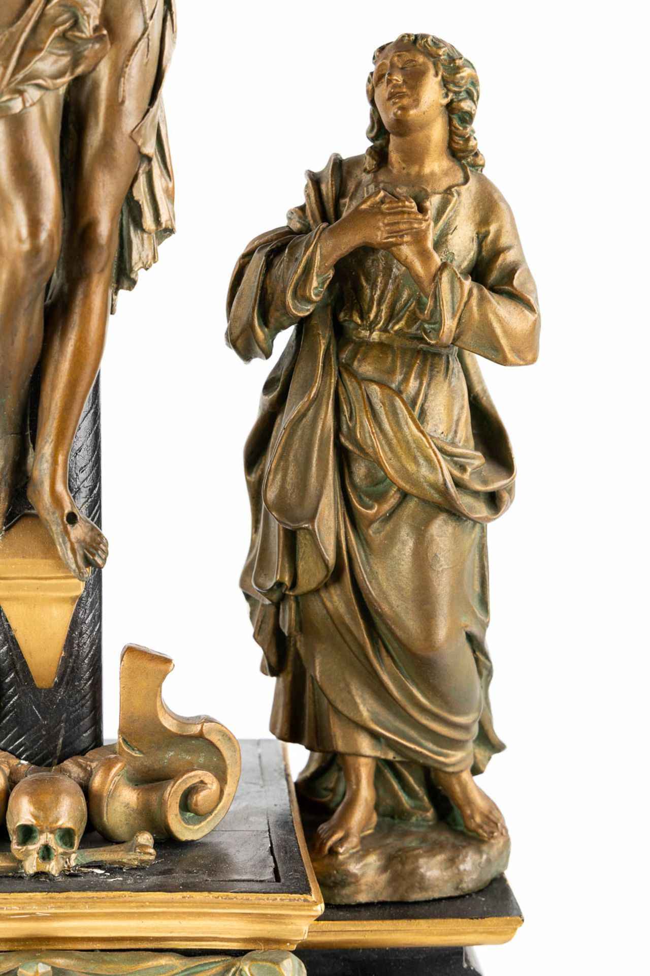 A large crucifix with a 3-piece golgotha, Veil of Veronica, patinated white clay. Circa 1900. (L:16  - Bild 10 aus 18