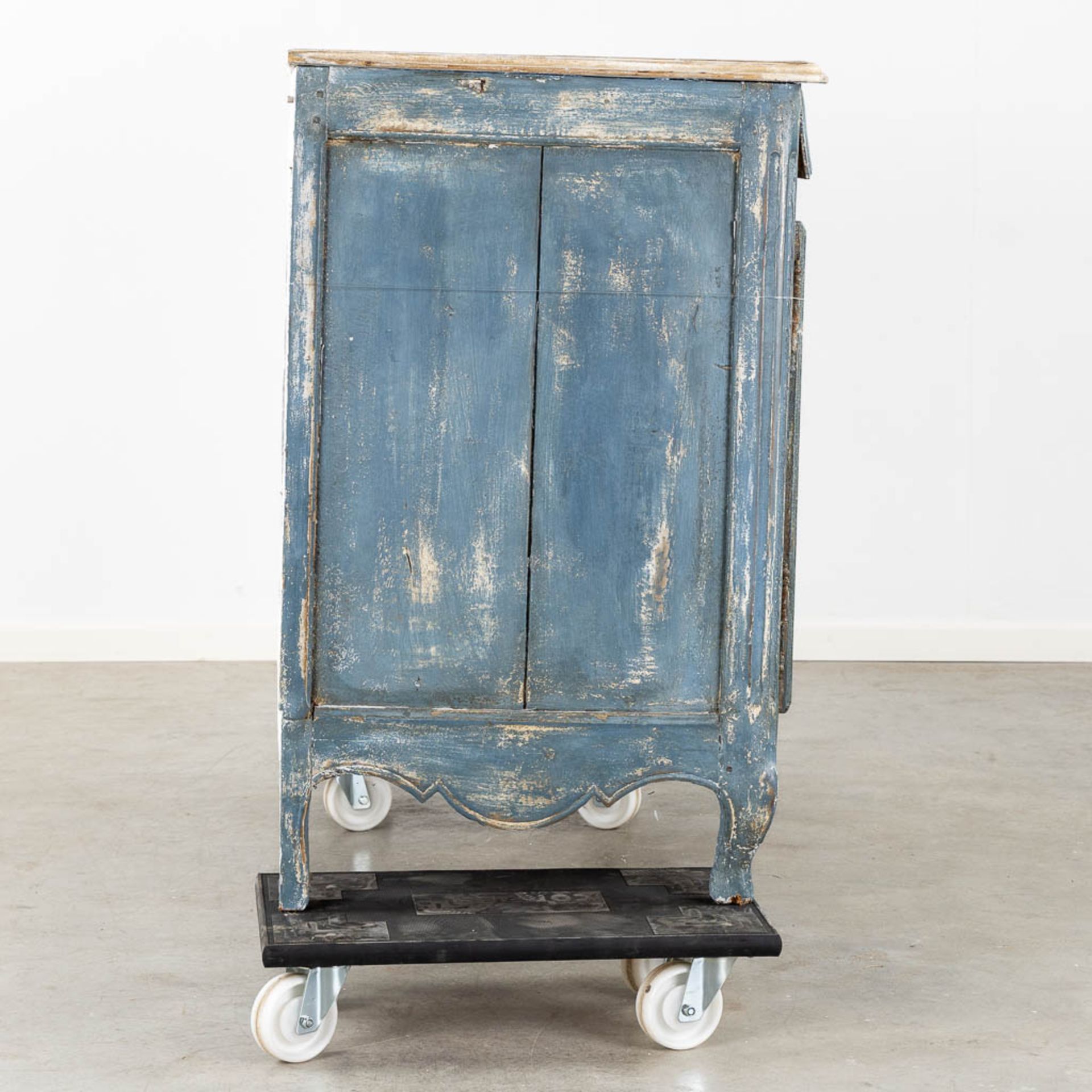 An antique commode, blue-patinated. 18th C. (L:63 x W:131 x H:100 cm) - Image 7 of 11