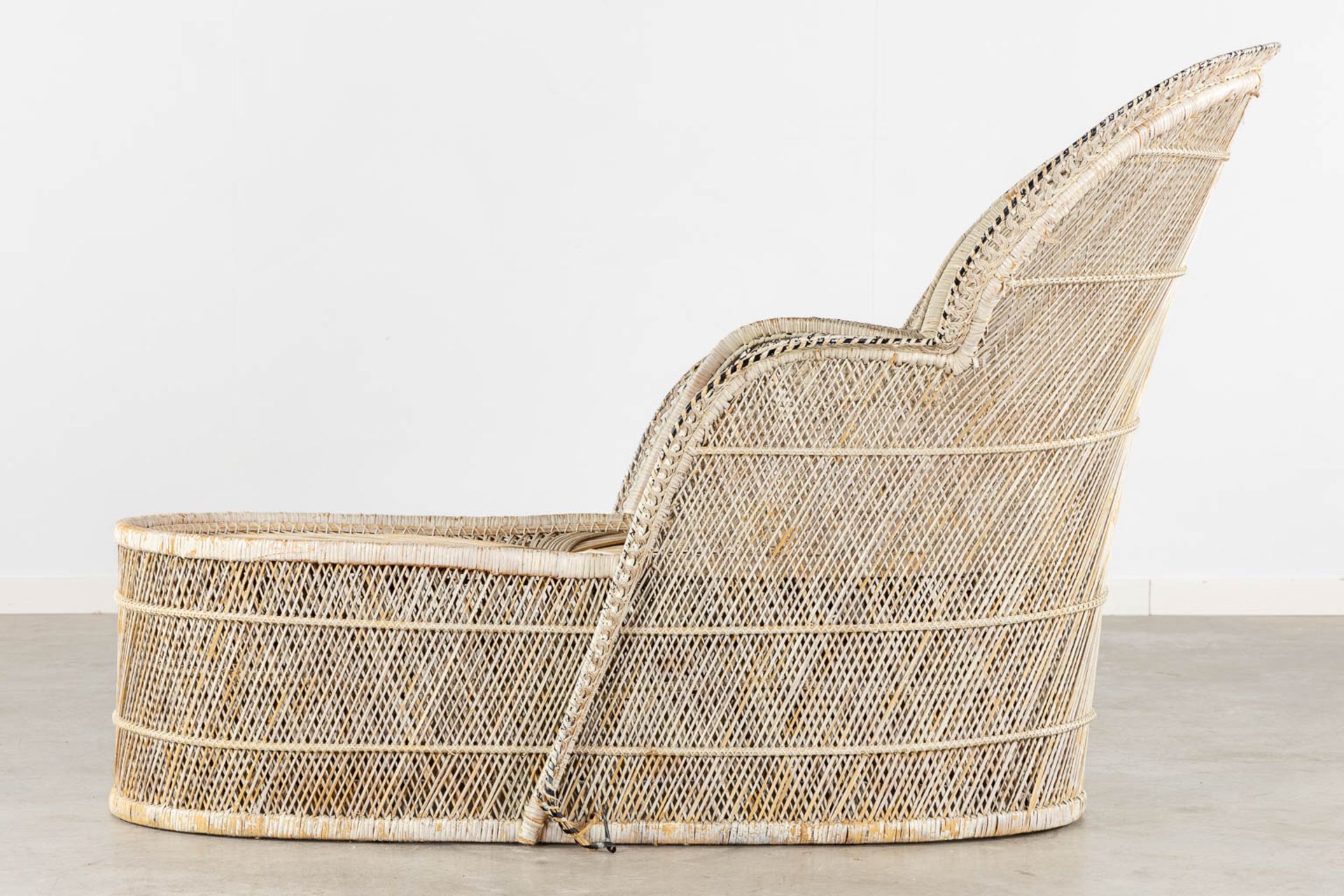 An unusual Rotan 'Chaise Longue' in the style of an Emmanuelle Peacock Chair. (L:160 x W:93 x H:103 - Image 5 of 14