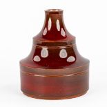 Elisabeth VANDEWEGHE (1946) 'Vase' red glazed ceramics for Perignem. (H:16 x D:14 cm)