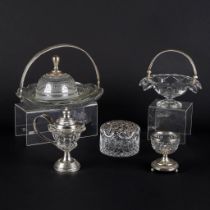 Een collectie items, cookie plate, jar with silver lid, mustard pot and more. Silver and glass. 6 pi