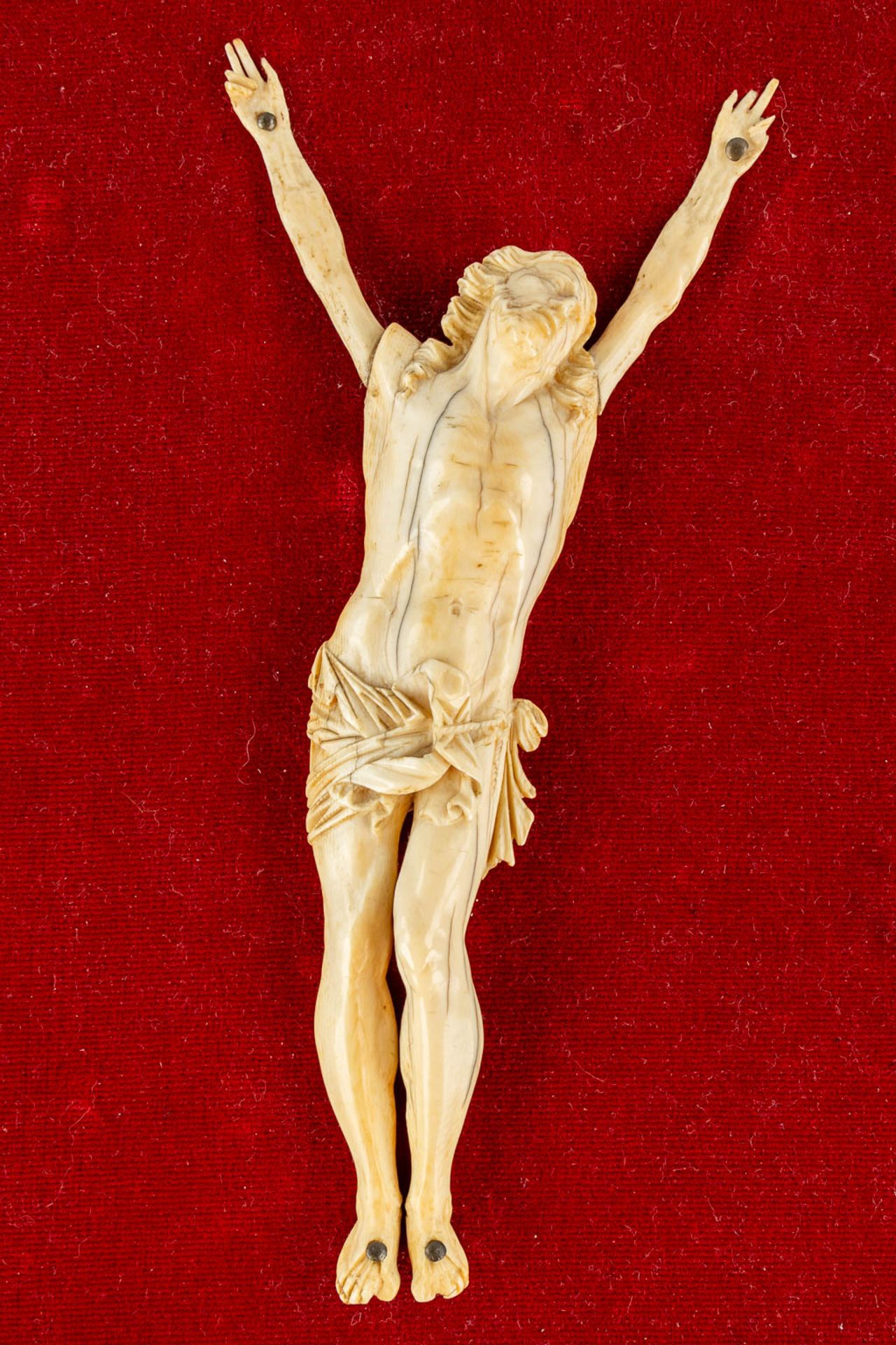 An antique 'Corpus Christi', ivory, mounted in a gilt wood frame, 19th C. (L:2 x W:8,5 x H:19 cm) - Image 4 of 10