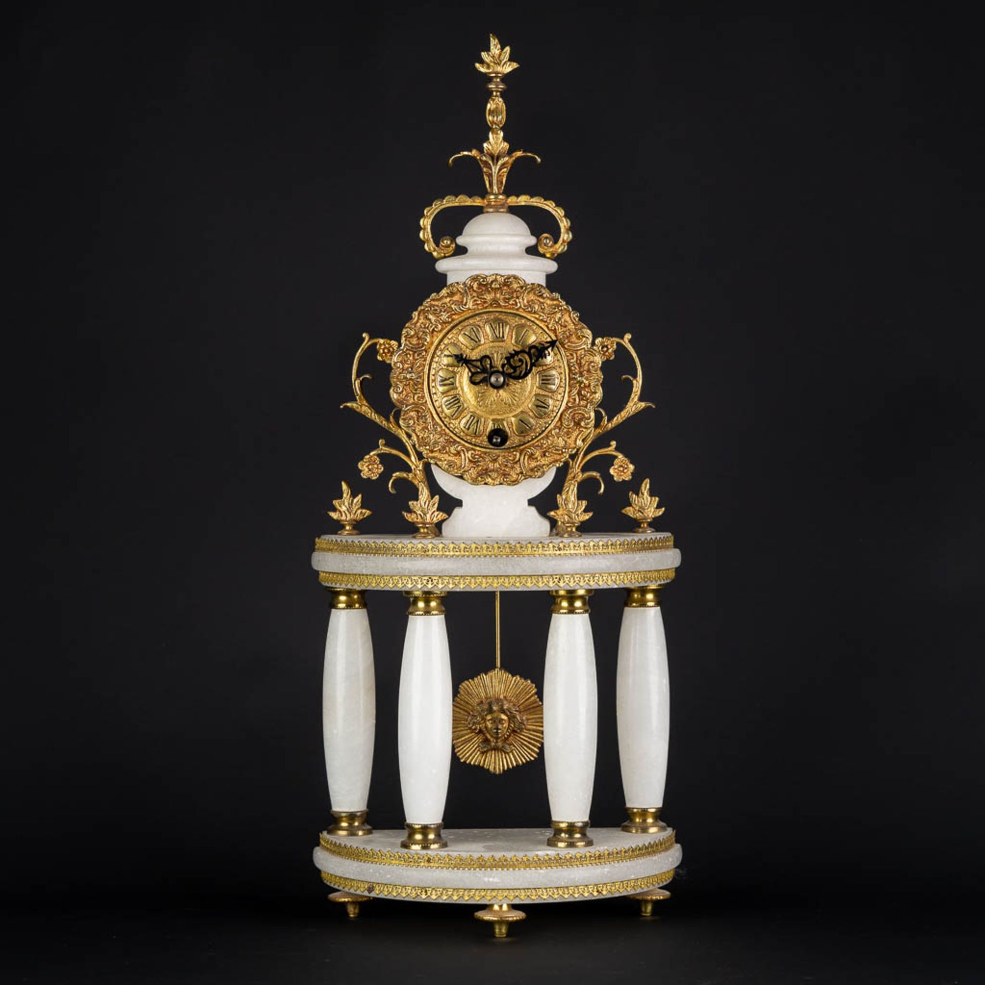A column clock, brass and alabaster. 20th C. (L:13 x W:25 x H:60 cm)