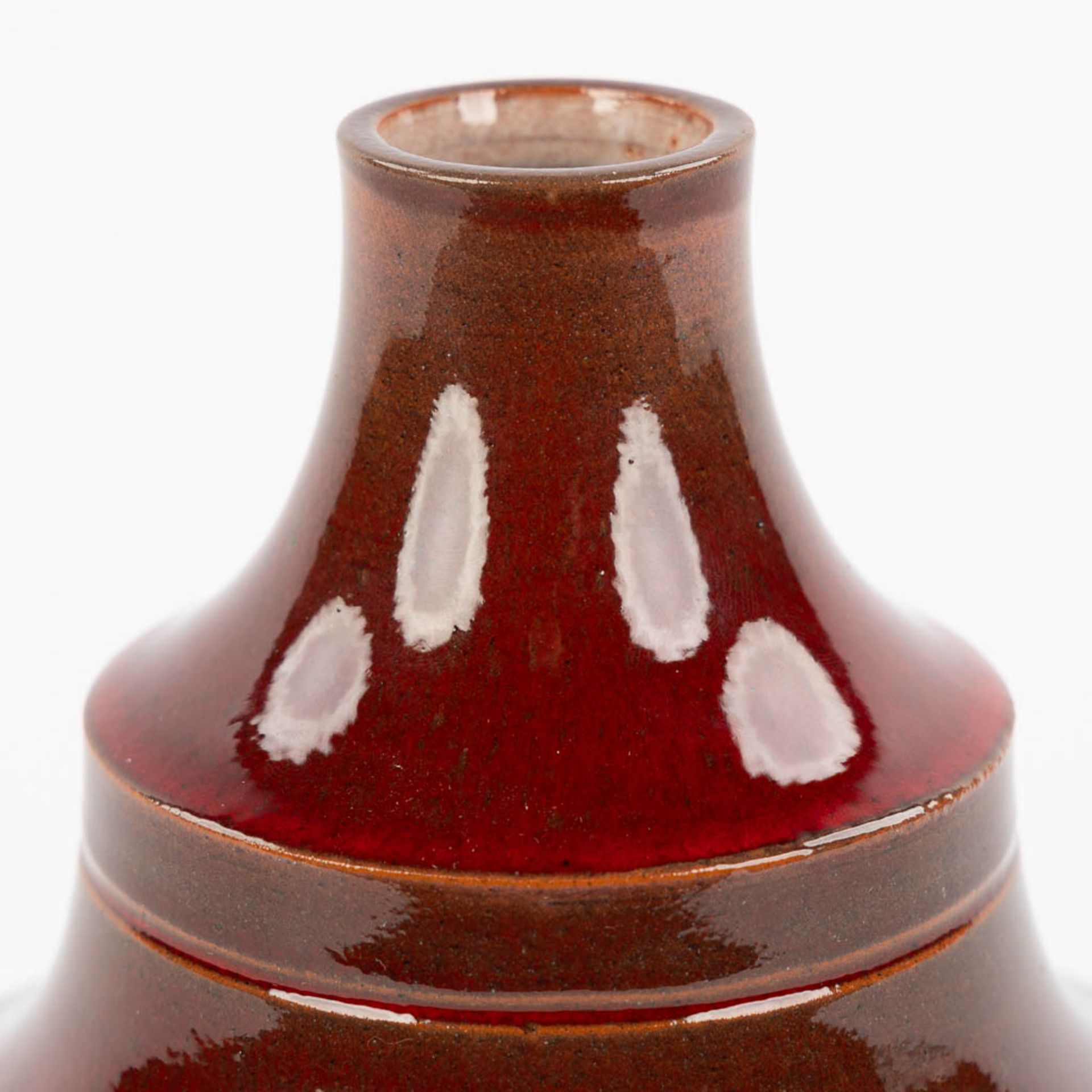 Elisabeth VANDEWEGHE (1946) 'Vase' red glazed ceramics for Perignem. (H:16 x D:14 cm) - Image 11 of 11