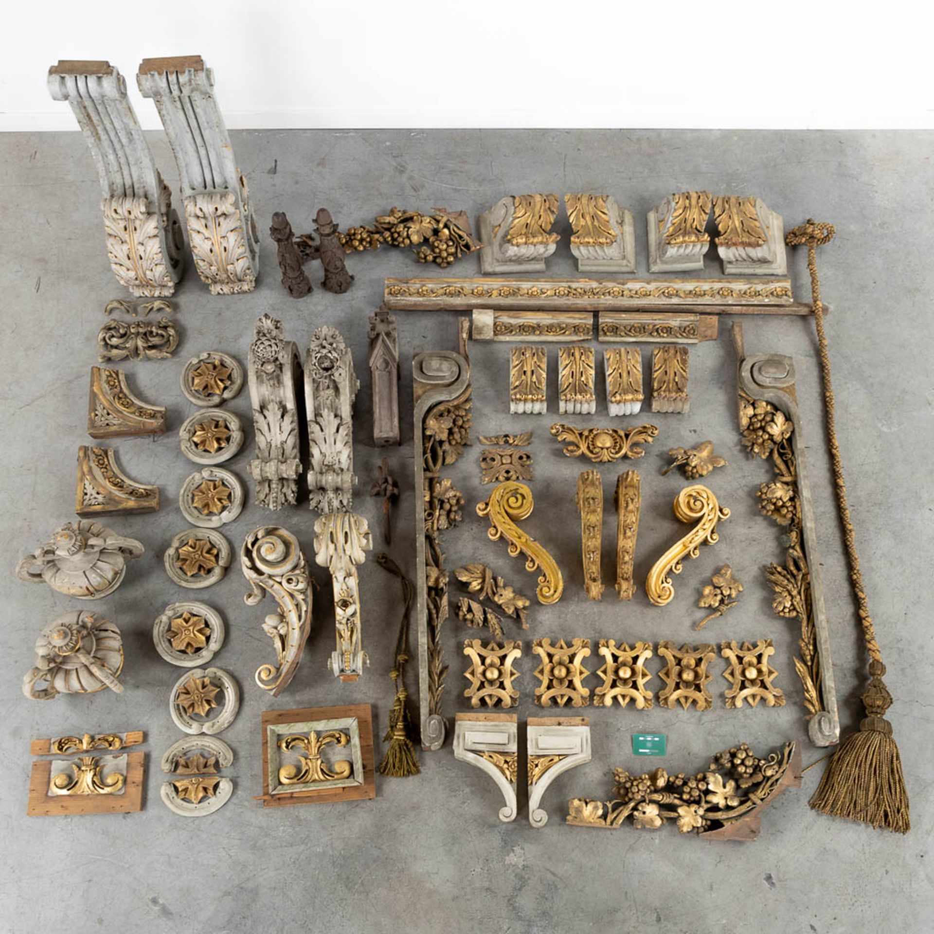 A large collection of sculptured wood parts and Architectural elements, 19th and 20th C. (L:116 cm) - Image 2 of 19