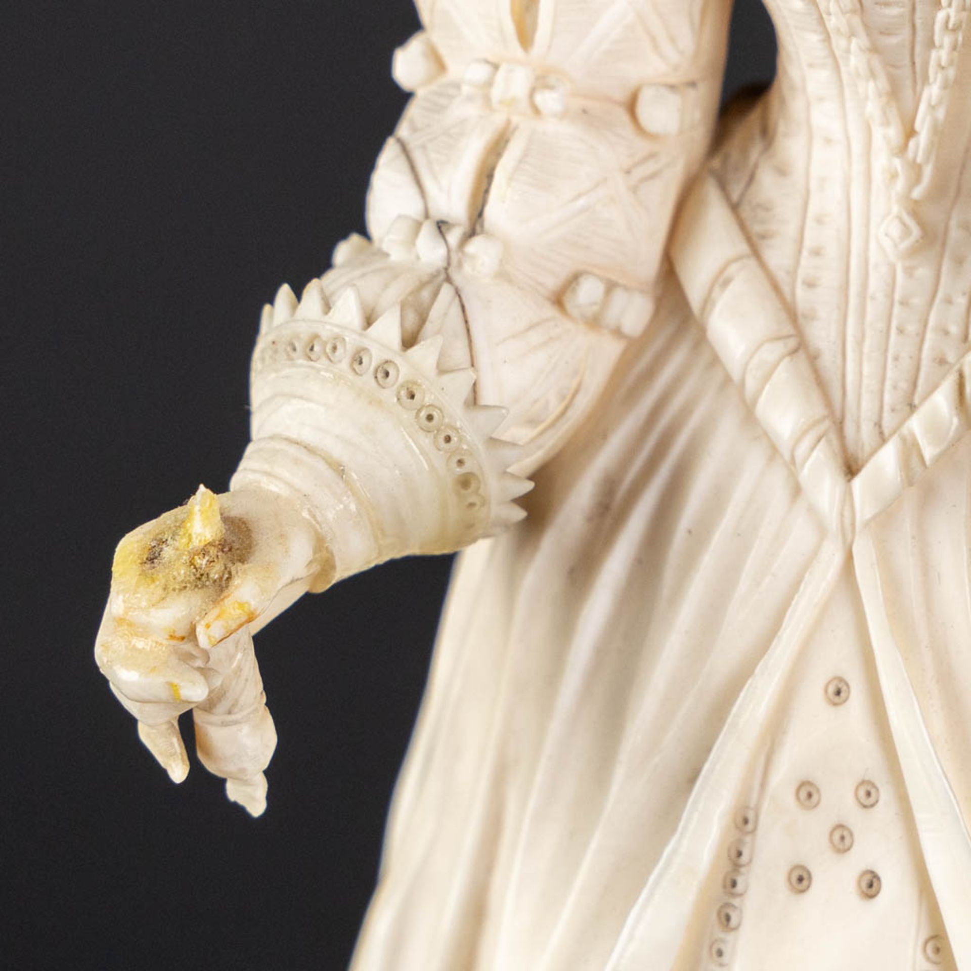 An antique ivory sculpture of Queen Elisabeth 1st, Dieppe, France, 19th C. (H:20,3 x D:6 cm) - Image 12 of 15