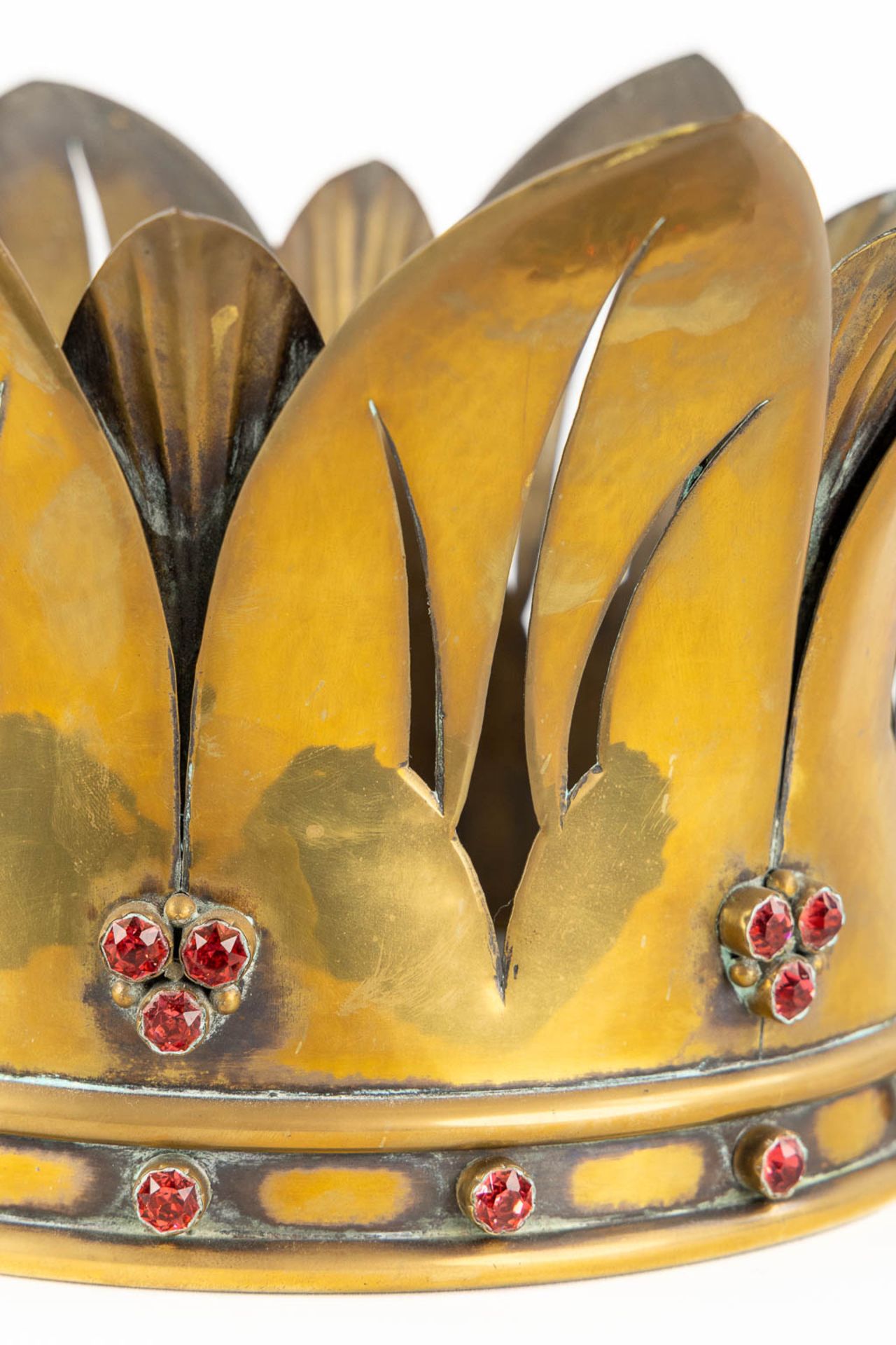 An antique and large bronze crown for a statue, decorated with cabochons. Circa 1900. (H:19 x D:40 c - Image 10 of 10