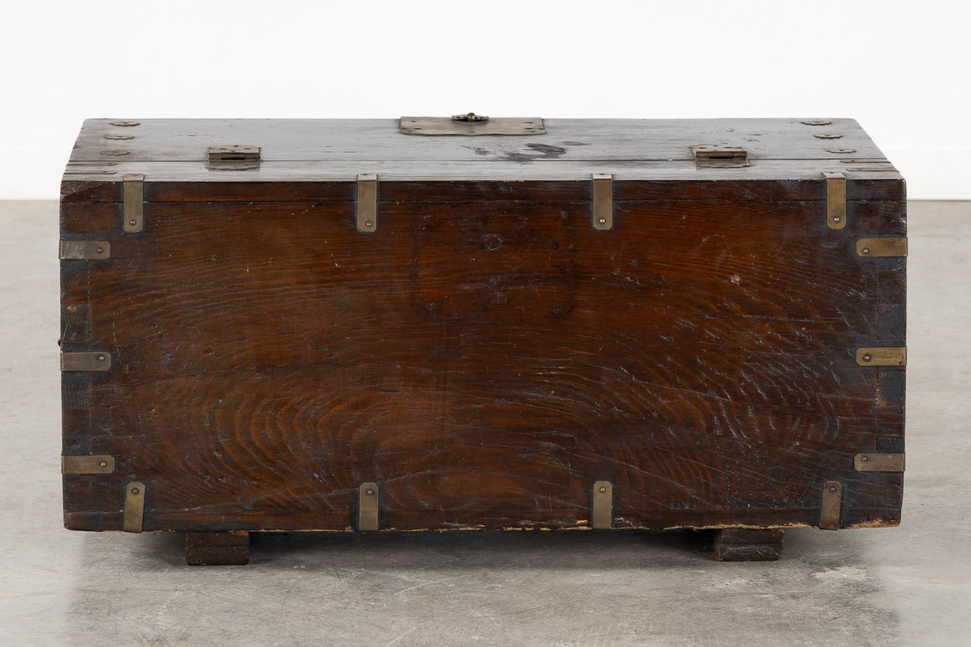 An antique Oriental chest with brass hardware. (L:43 x W:76 x H:40 cm) - Image 6 of 13