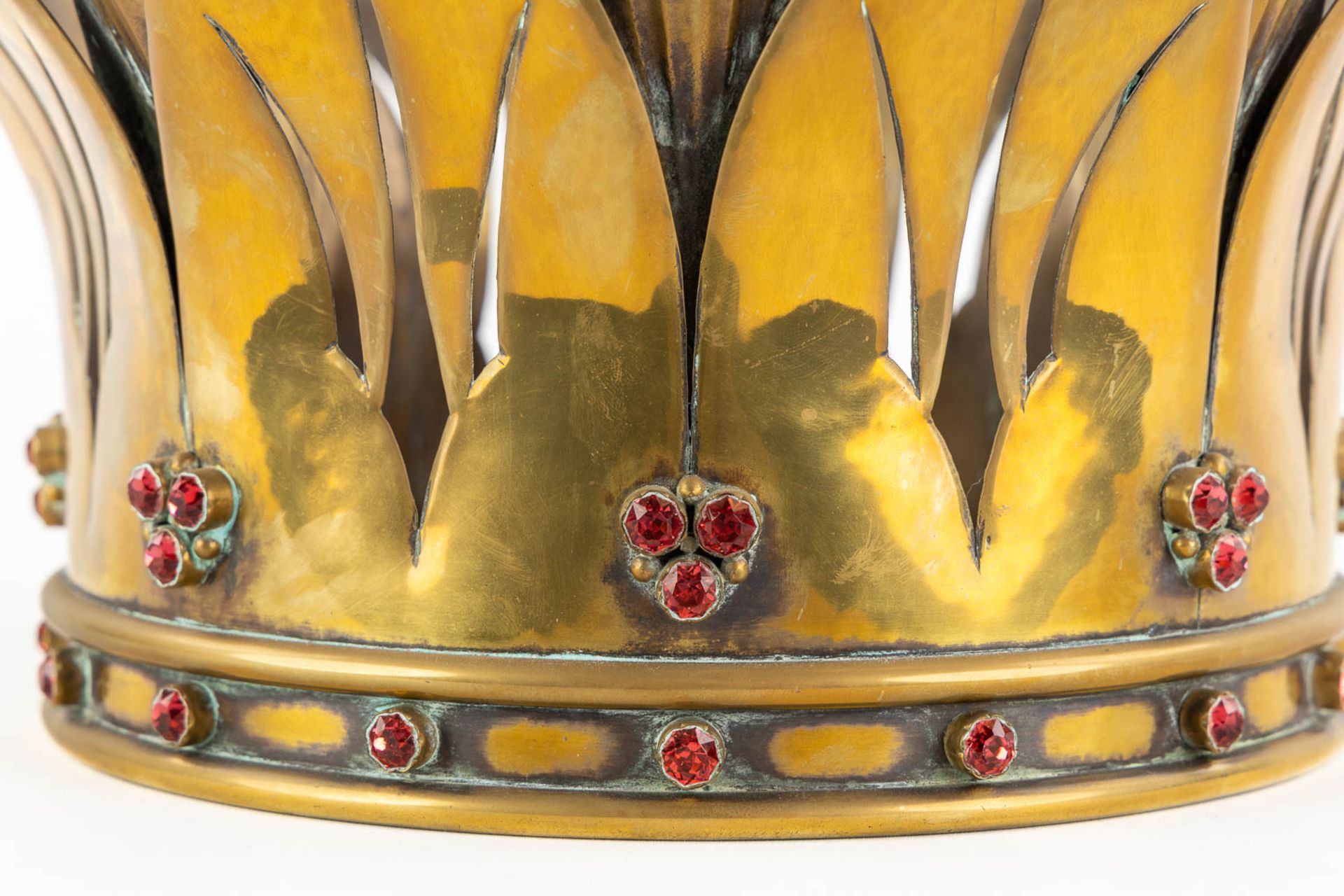 An antique and large bronze crown for a statue, decorated with cabochons. Circa 1900. (H:19 x D:40 c - Image 9 of 10