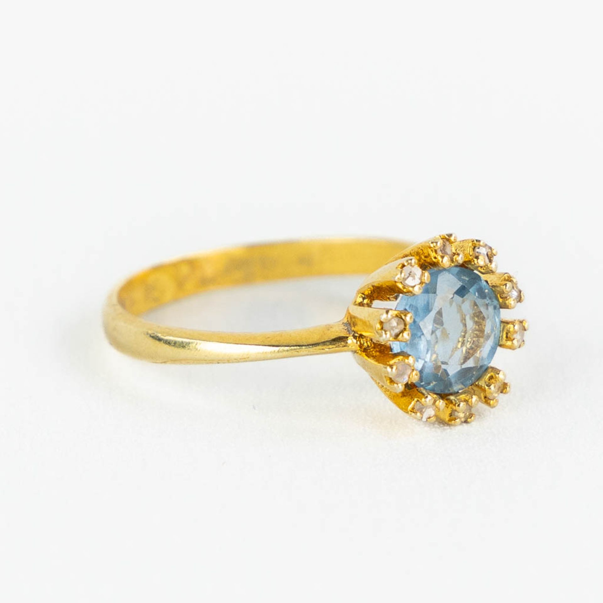 A ring, gilt silver with a cut topaaz, old cut diamonds. 2,48g. Ring size 59. - Image 4 of 9