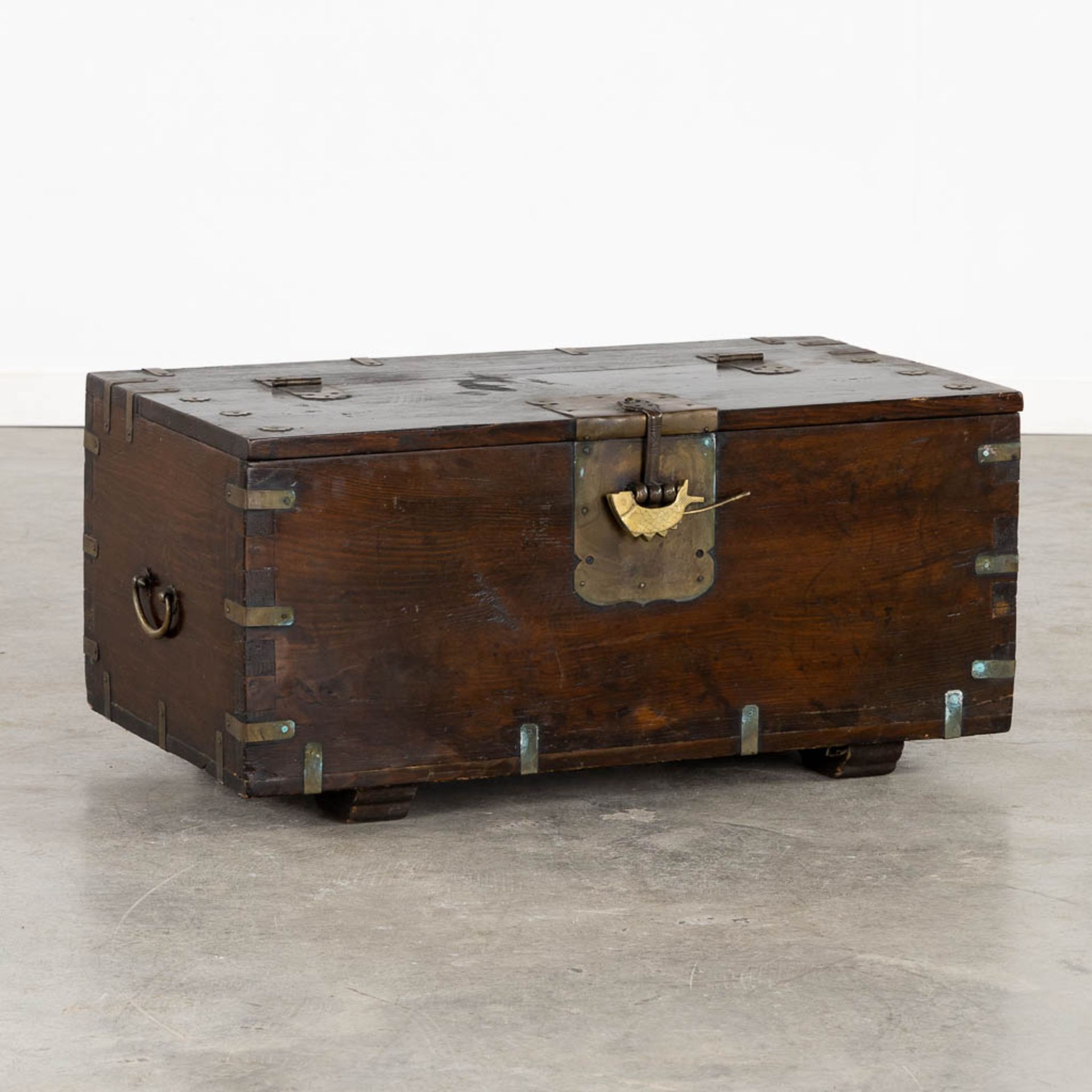 An antique Oriental chest with brass hardware. (L:43 x W:76 x H:40 cm)