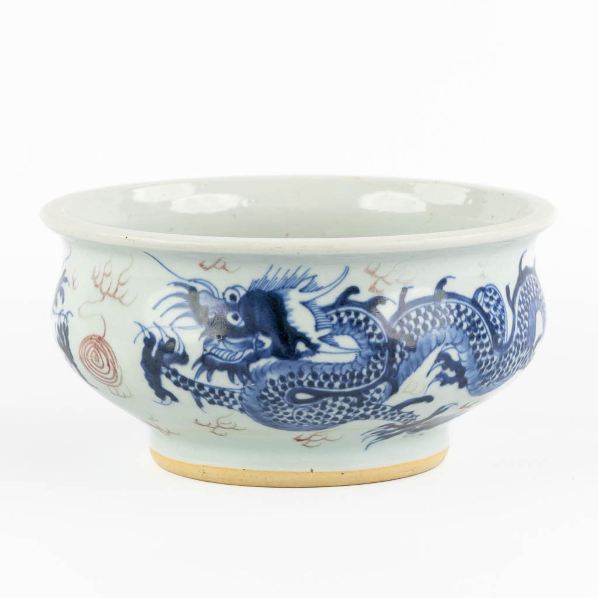 A Chinese cencer with a blue-white and red dragon decor. 19th C. (H:11 x D:21,5 cm) - Image 7 of 11