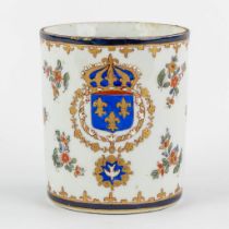 Samson, a beaker with a hand-painted decor and heraldry. 19th C. (H:11,5 x D:10 cm)