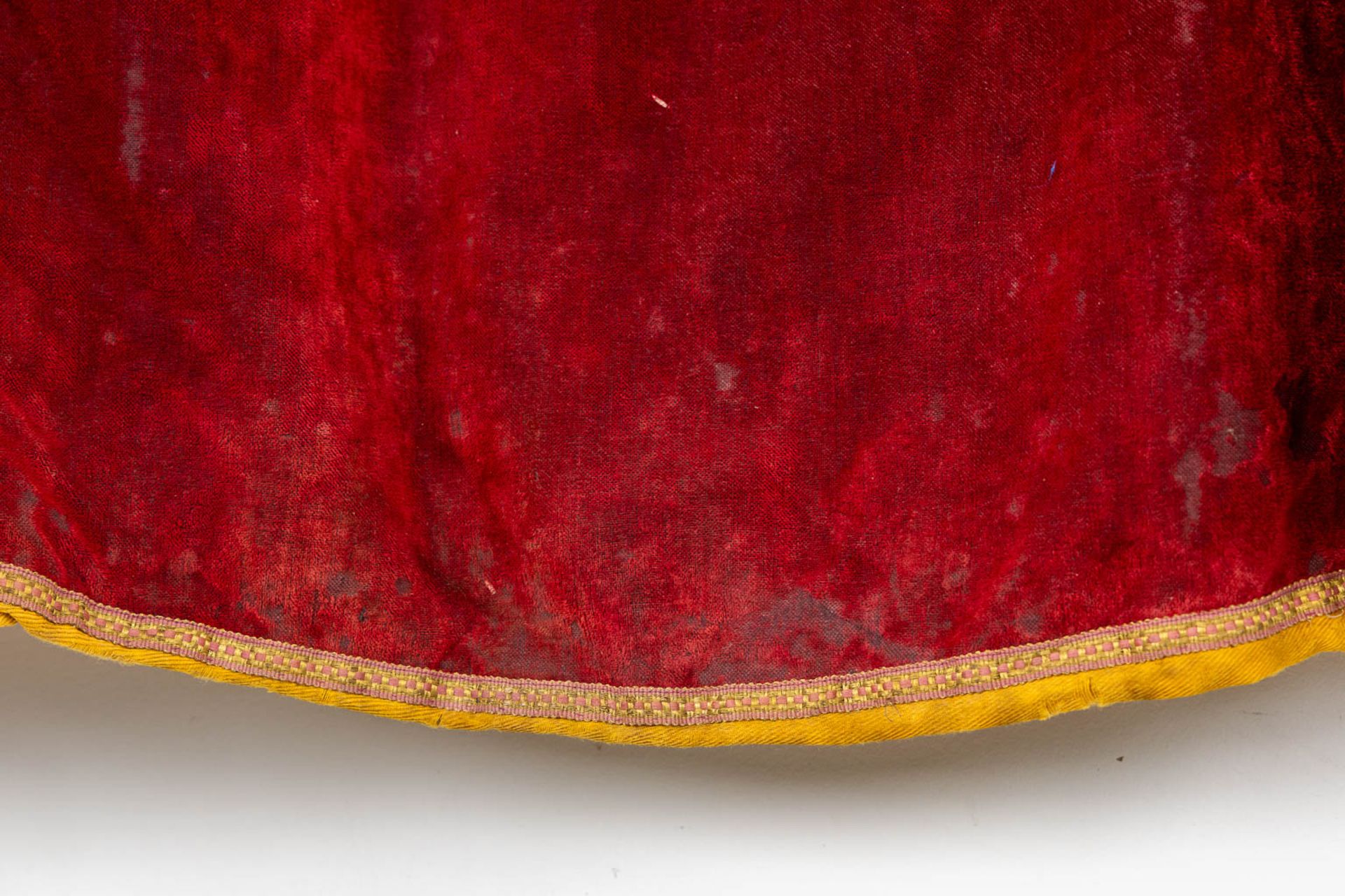 A cope, red velours decorated with a thick gold thread embroidered IHS logo.  - Bild 9 aus 18
