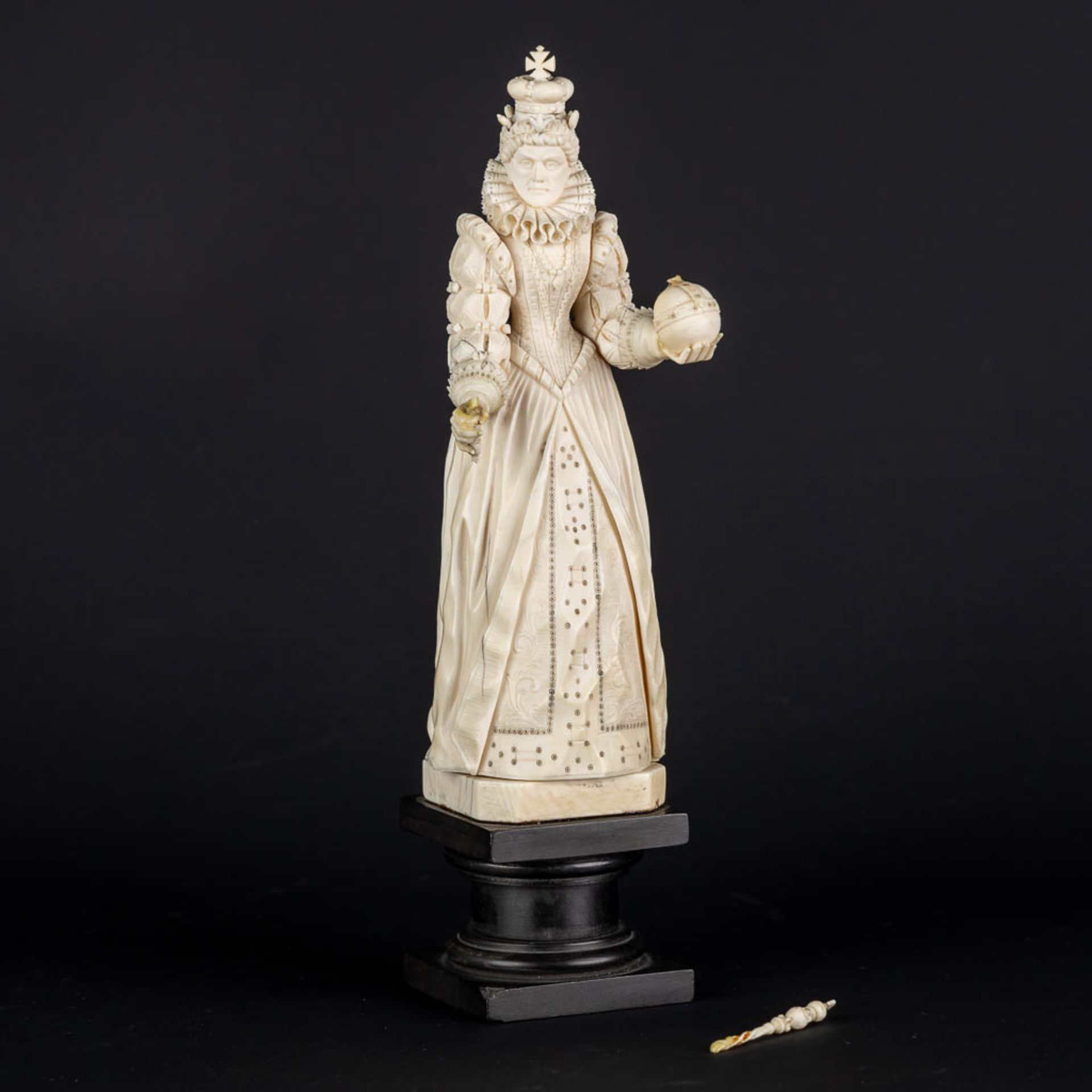 An antique ivory sculpture of Queen Elisabeth 1st, Dieppe, France, 19th C. (H:20,3 x D:6 cm)