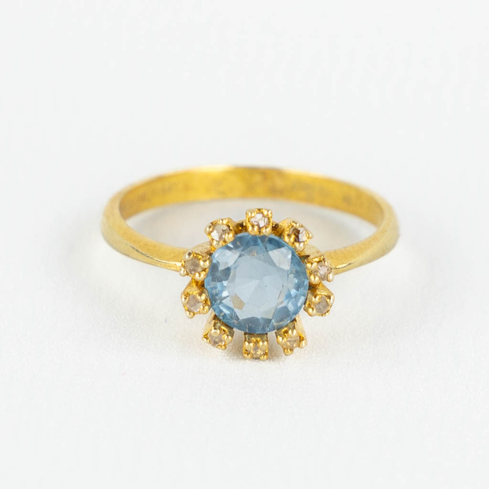 A ring, gilt silver with a cut topaaz, old cut diamonds. 2,48g. Ring size 59. - Image 5 of 9