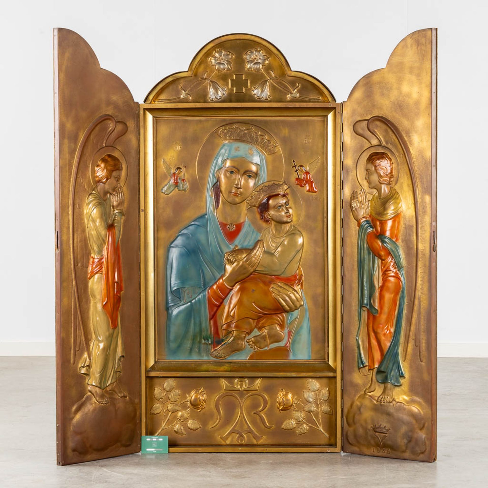 A large triptych, wood and repousse copper, patinated with images of Madonna with Child and Angels. - Image 2 of 14
