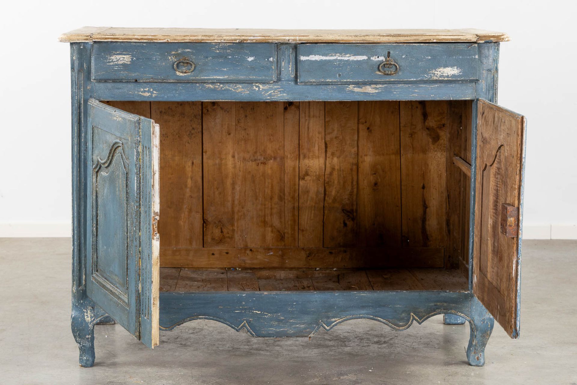 An antique commode, blue-patinated. 18th C. (L:63 x W:131 x H:100 cm) - Image 3 of 11