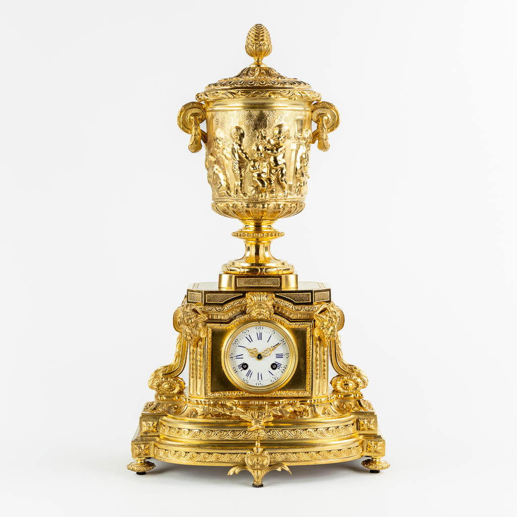 A gilt bronze mantle clock, richly decorated with putti, ram's heads and garlands in Louis XV style. - Image 3 of 16