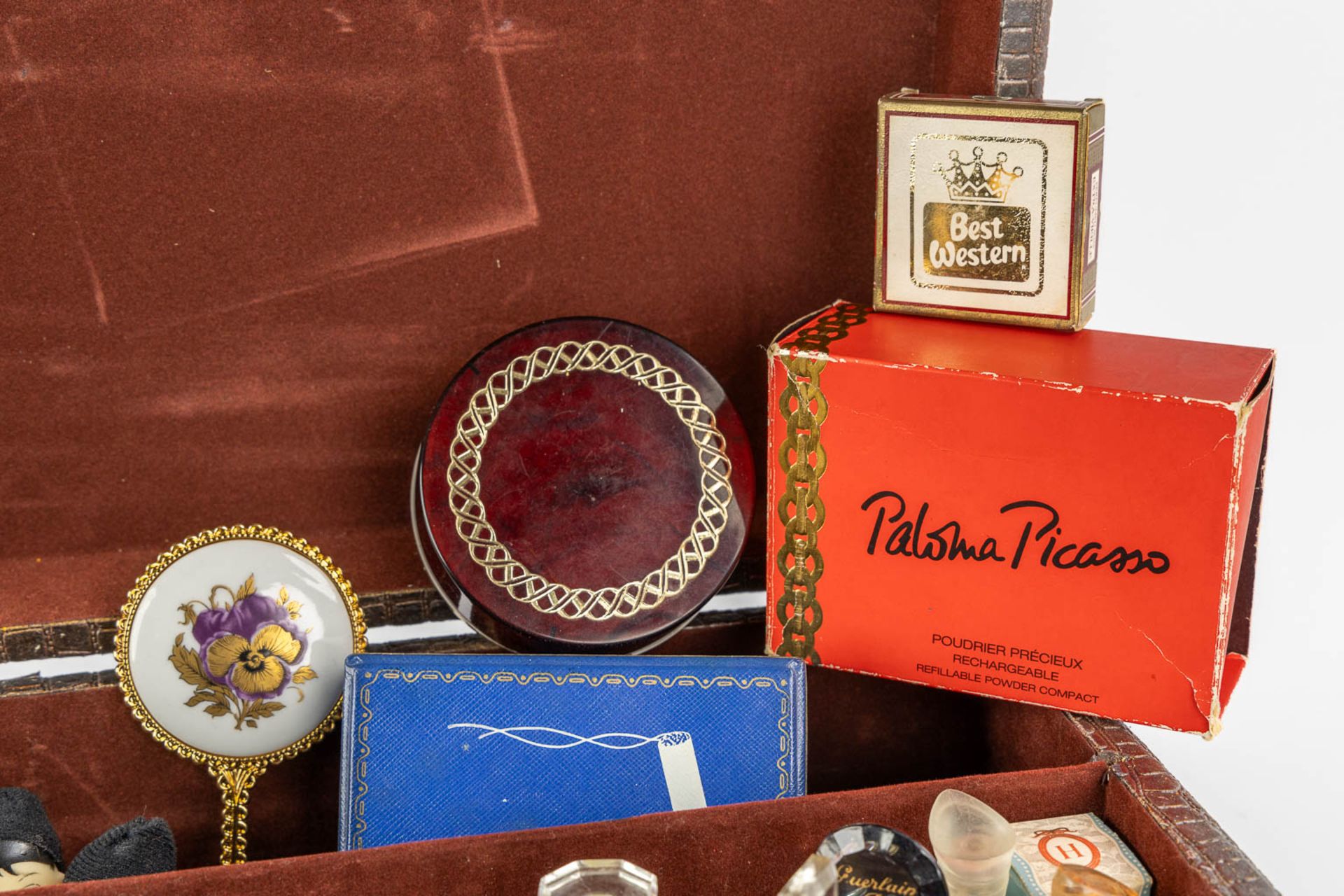 A large collection of perfume, vanity and powder boxes. Circa 1920-1940. (L:32 x W:35 x H:13 cm) - Image 6 of 13